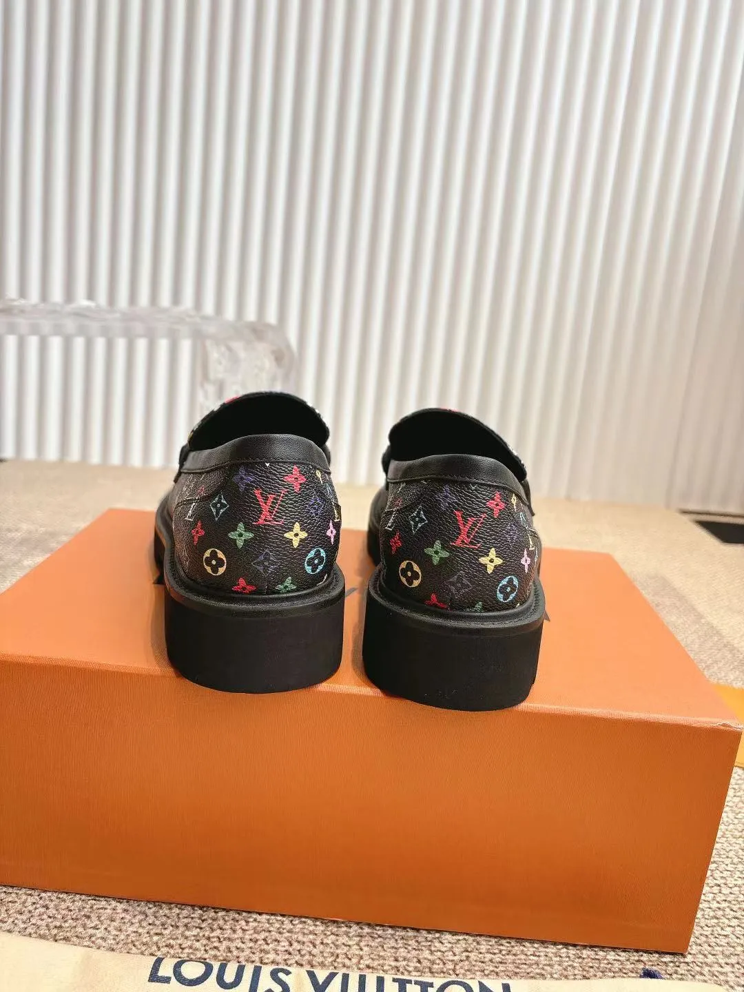 👟👟Ex-factory price 720👟👟 Loaf | ²⁰²5 𝐬𝐬 🤍🤎 LV Louis Vuitton counter’s latest 🆕presbyopia cowhide thick-soled loafer series! New for purchasing agents 🆕 This platform thick-soled series is very popular this year. It has a height-increasing effect and is a fashion leader. It is absolutely yyds! Fabric: Imported open-edge beaded cowhide, cowhide lining. Thick-soled platform shoelaces with logo and non-slip soles. This shoe is very comfortable on the feet and feels great. Original one-to-one molded outsole. Heel height 5cm. Size: 35-41 40 41 Customized ⚠ Comes with counter packaging